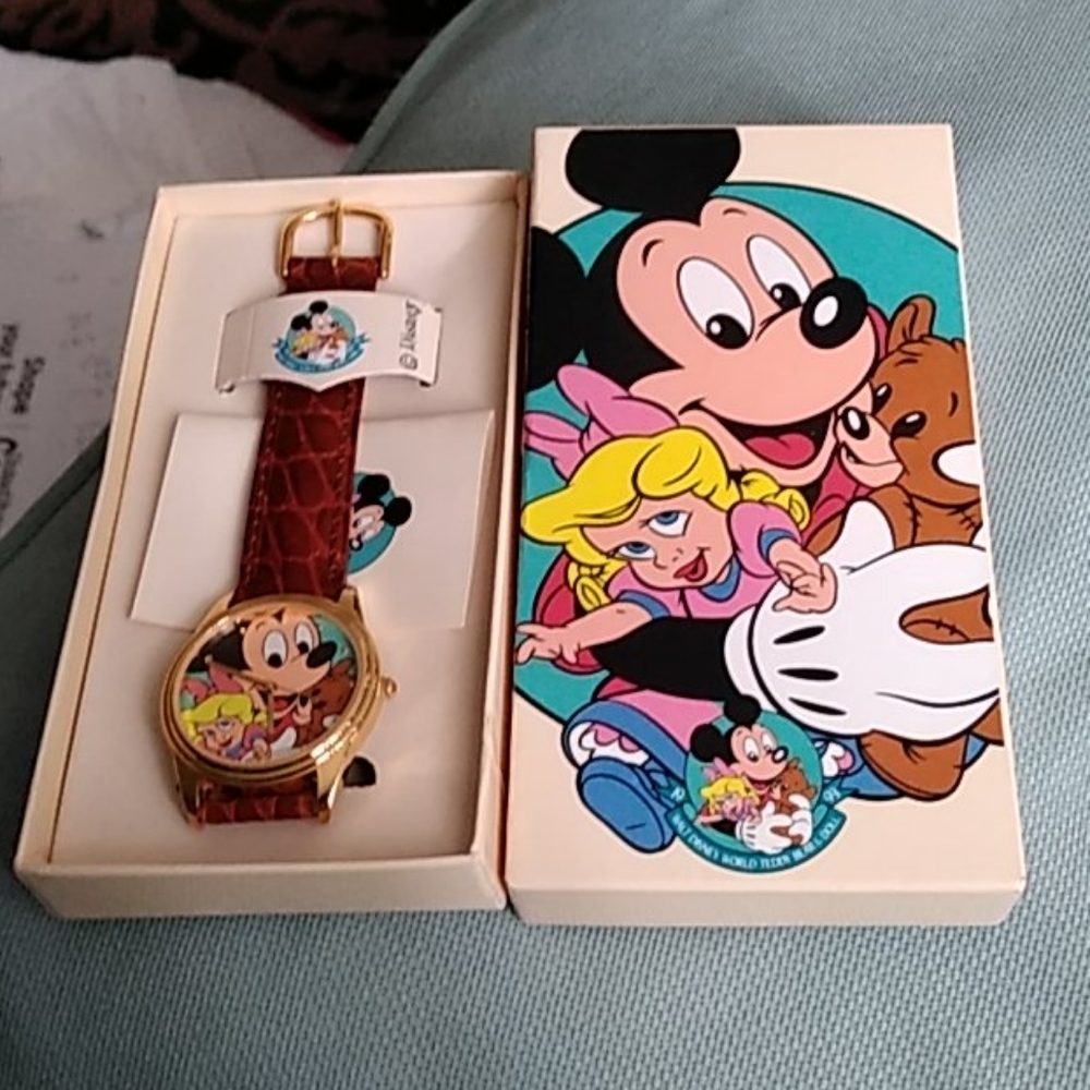 DISNEY LIMITED EDITION WATCH - Picture 6 of 6
